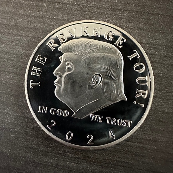 Donald trump Silver colored commemorative coin 2024 - Picture 2 of 3